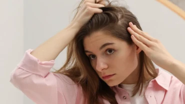 Caída del cabello en la menopausia: entender por qué ocurre y qué puede apoyar la salud capilar