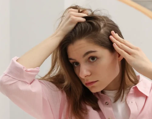 Caída del cabello en la menopausia: entender por qué ocurre y qué puede apoyar la salud capilar